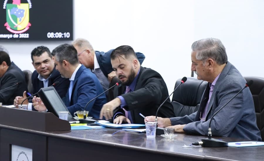 Vereadores antecipam eleição e reelegem Robert Ziemann na presidência por unanimidade