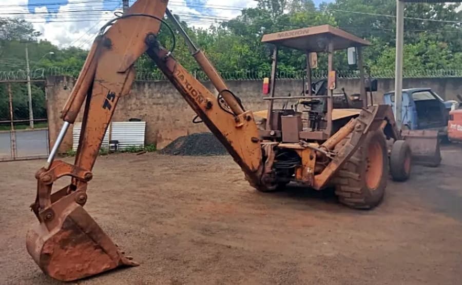 Homem de 48 anos perde R$ 50 mil em golpe durante compra de retroescavadeira
