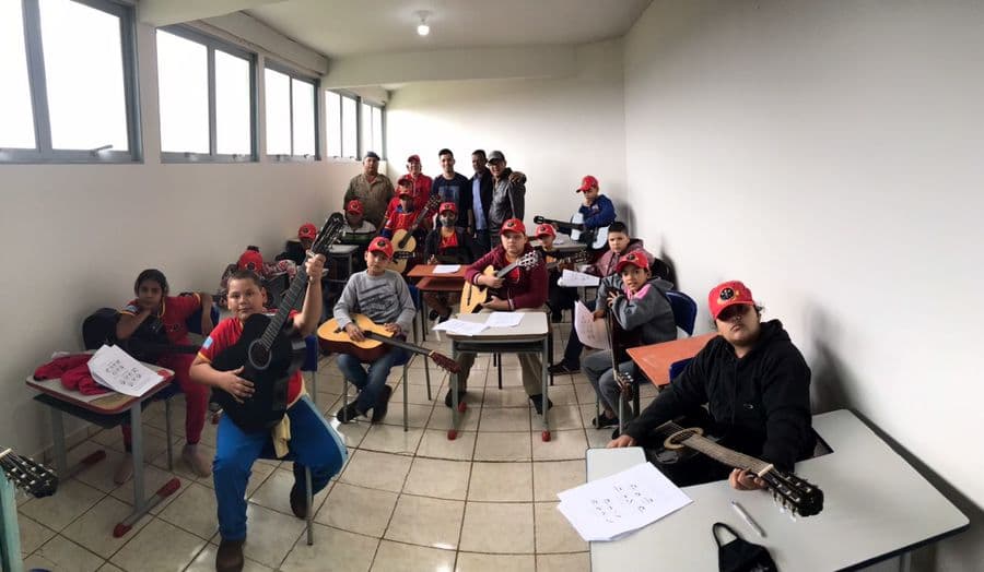 Alunos do Bombeiros do Amanhã iniciam aulas de música na Casa da Cultura