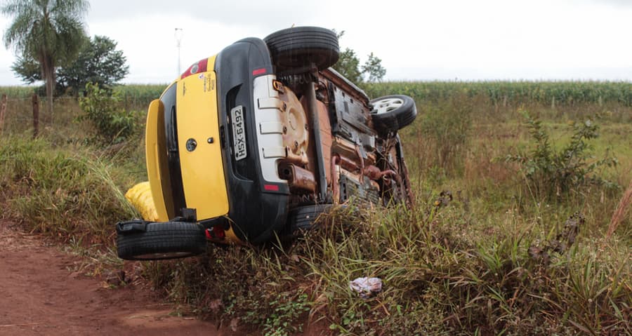 Veículo Crossfox tomba em estrada vicinal no Assentamento Santa Mônica