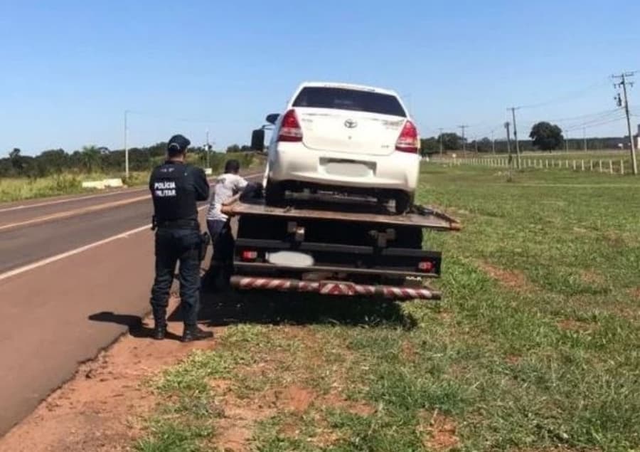 Veículo que transportava pessoas irregularmente é apreendido na BR-060