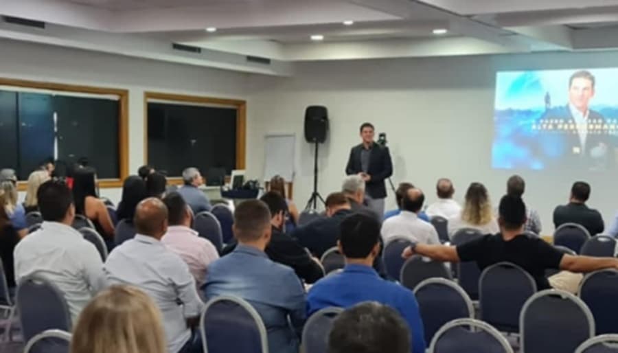 Em Sidrolândia, empresas investem em treinamento de colaboradores com Roberto Tostes