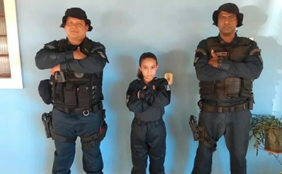 Polícia Militar de Sidrolândia presenteia criança do Capão Bonito ll com farda infantil
