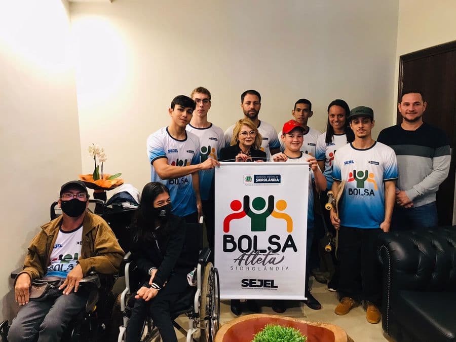 Contemplados do Bolsa-atleta recebem kit fornecido pela Prefeitura