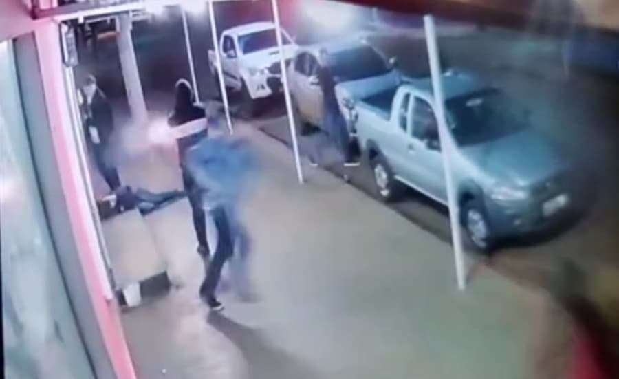 Homem é alvejado com cinco disparos e polícia prende três por tentativa de homicídio