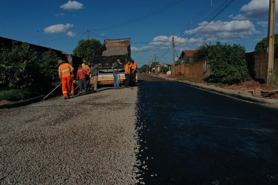 Em Sidrolândia, prefeitura dá início ao asfalto na rua Manoel Murtinho