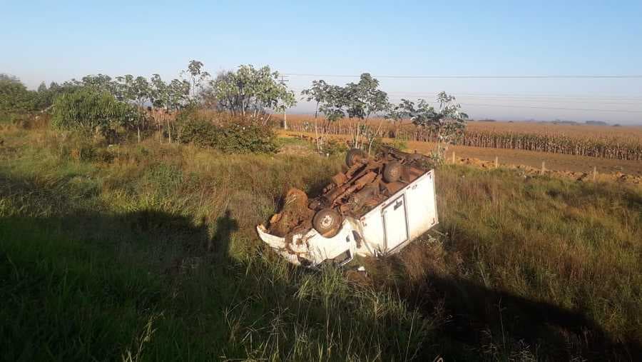 Motorista perde o controle e capota caminhão entre Sidrolândia e Campo Grande
