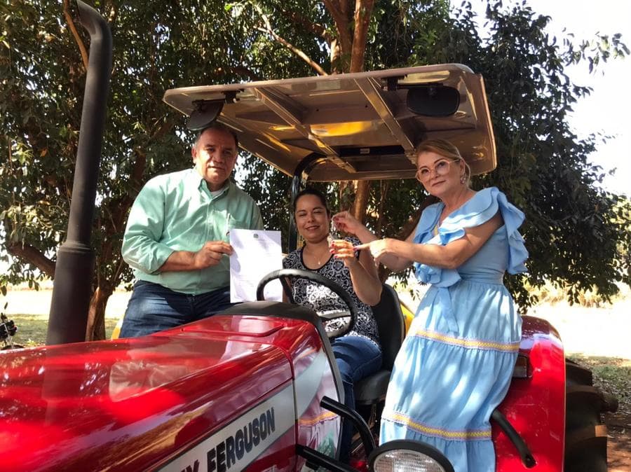 Prefeitura faz entrega de trator e ensiladeira para agricultores familiares do São Pedro