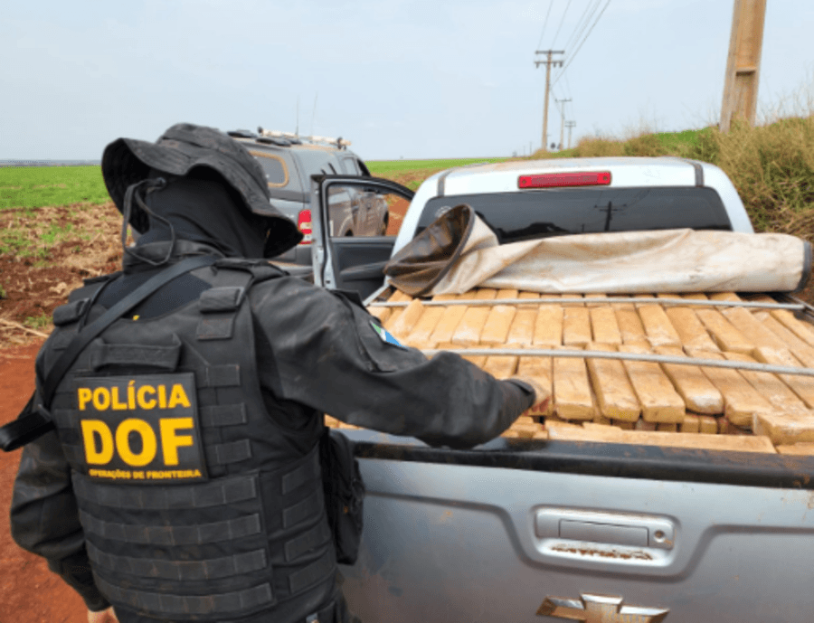 DOF recupera caminhonete roubada com 1,5 tonelada de maconha na MS-162