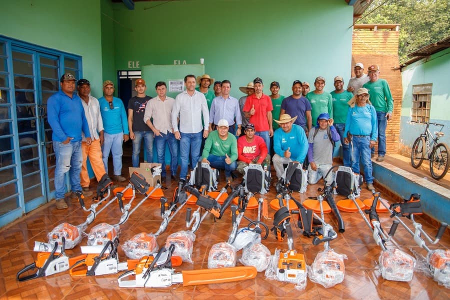 Com apoio da Câmara, Prefeitura entrega novos equipamentos para Secretaria de Obras