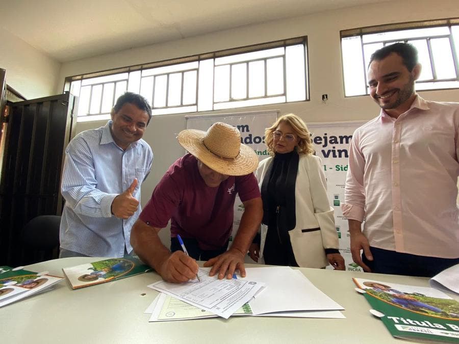Sala da Cidadania entrega escritura para 20 famílias do Eldorado II