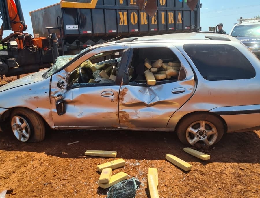 Após perseguição, traficante foragido capota carro com 400 Kg de maconha