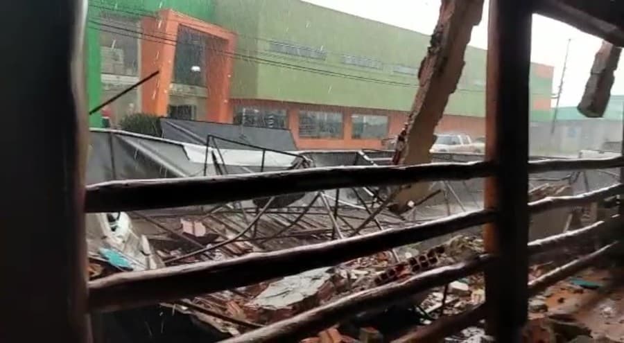 Temporal com ventos de 70km/h causa estrago em empresas e casas em Maracaju