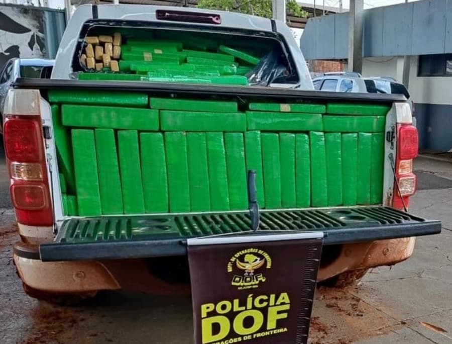 Com caminhonete roubada e 1,7 mil kg de drogas, traficante troca tiro com o DOF e morre