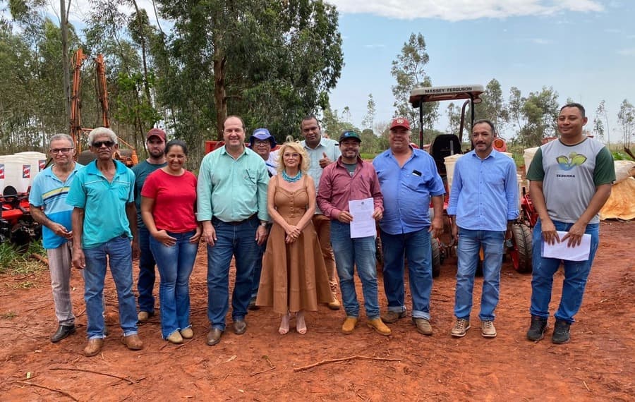 Associações do Eldorado celebram recebimento de máquinas para a agricultura familiar