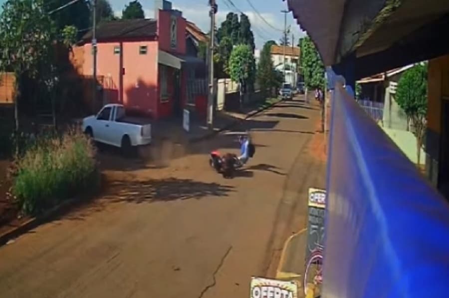 Motociclista é arremessado após ser atingido por carro em Sidrolândia