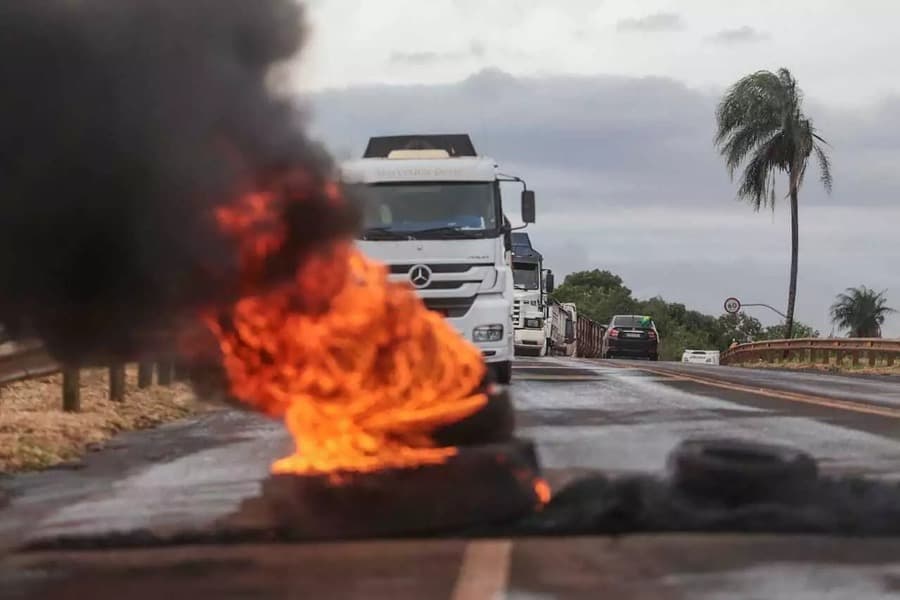 Caminhoneiros se organizam no WhatsApp e marmita será paga por apoiadores