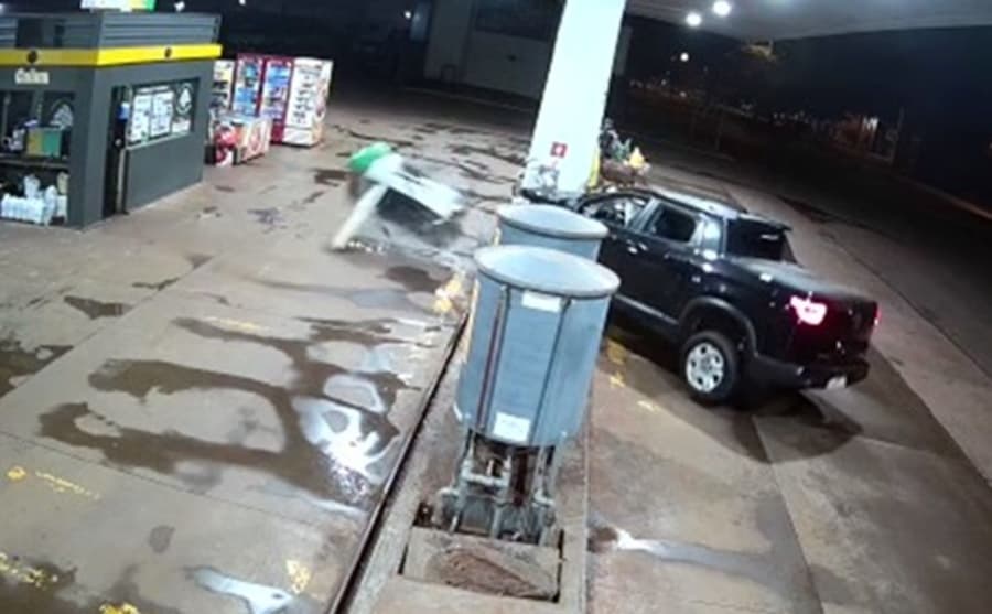 Em Sidrolândia, mulher perde controle de veículo e arranca bomba de combustível