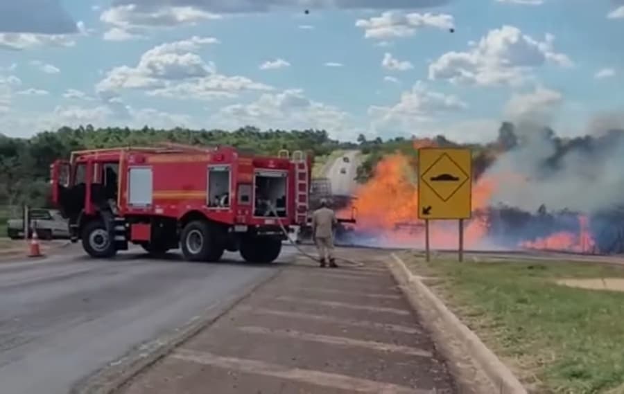 Caminhão com 7 mil litros de thinner pega fogo na BR-262, saída para Sidrolândia