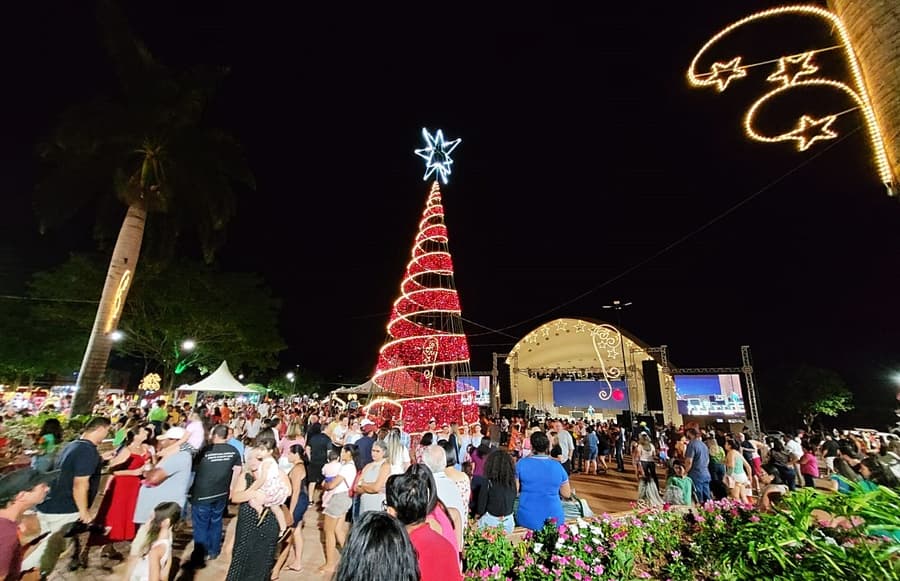 Em Maracaju, população lotou praça central e aprovou decoração de Natal