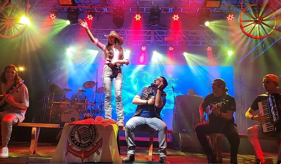 Show de Ana Castela foi bem animado e atraiu recorde de público na praça central