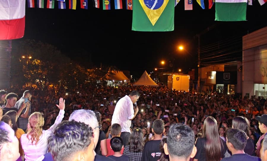 Evento gospel atraiu multidão na praça: “Sidrolândia pertence a Jesus”, disse cantor