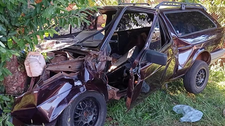 Jovem é levado às pressas para Santa Casa após bater Parati em árvore