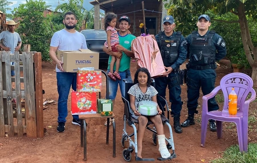 Criança do Jatobá comemora aniversário com presentes entregues pela Polícia Militar