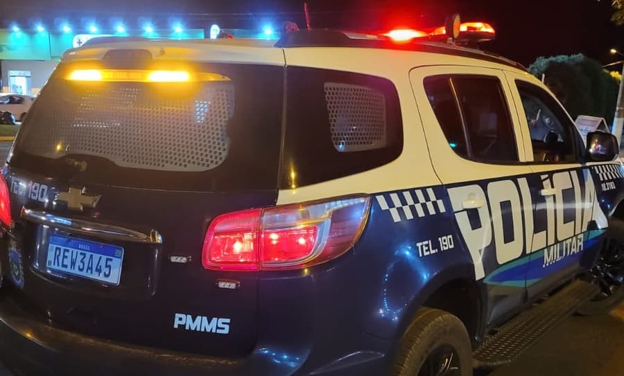 PM precisou usar gás de pimenta e fez disparos para desobstruir via na praça central