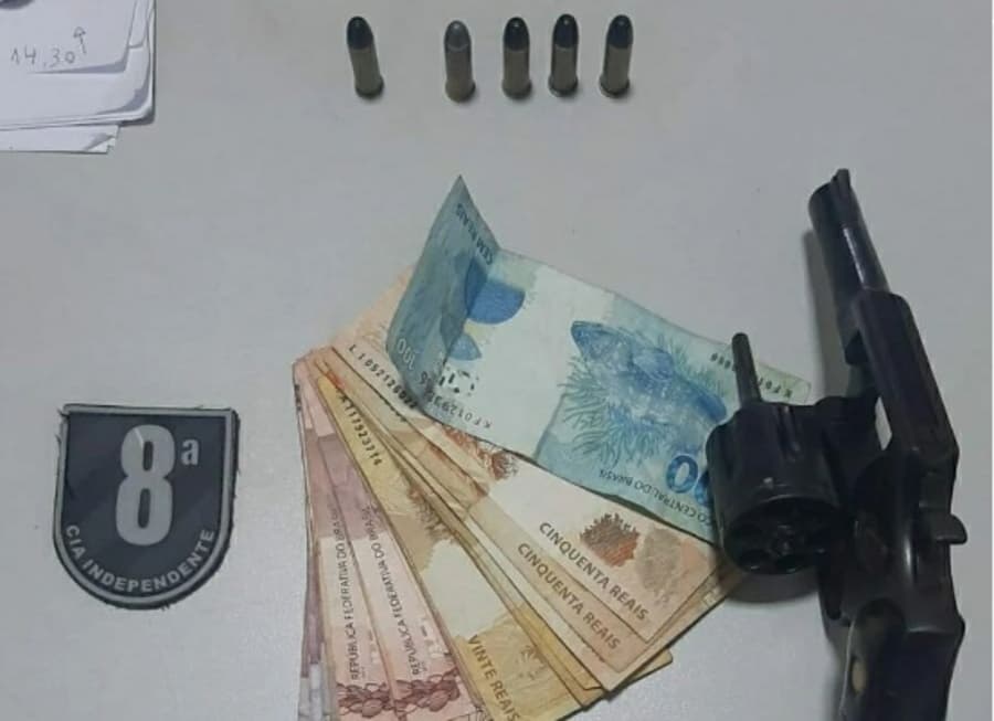 Jovem de 24 anos é presa pela Polícia Militar após ser flagrada com revólver