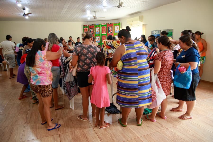 “Tenda Solidária” do FAC distribui roupas para famílias em situação de vulnerabilidade