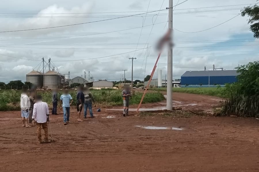 Homem de 25 anos é socorrido pelo Corpo de Bombeiros após sofrer descarga elétrica