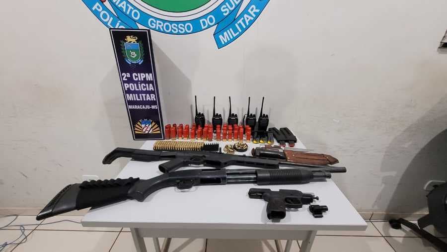 Três homens são presos com armas de fogo após invadirem propriedade rural