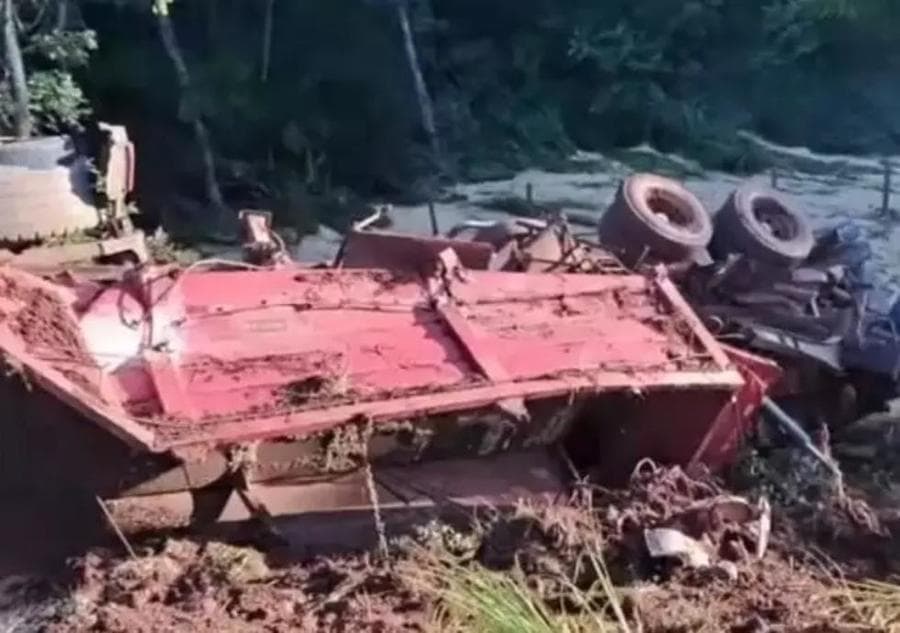Carreta perde os freios e tomba na BR-060 entre Sidrolândia e Nioaque