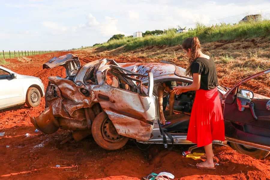 Carro capota na BR-060 e deixa quatro vítimas gravemente feridas