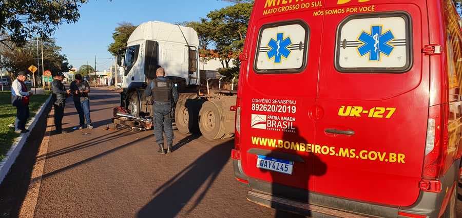 Motociclista de 47 anos sofre fratura exposta após colidir contra caminhão