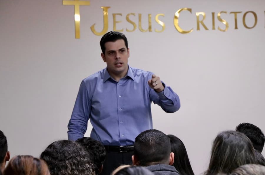 Bispo Carlos Cucato estará hoje em Sidrolândia na noite de Fé e Milagres