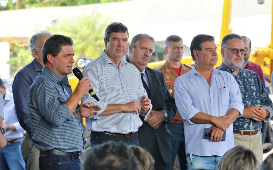 Para contribuir com manutenção de estradas vicinais, Maracaju recebe motoniveladora