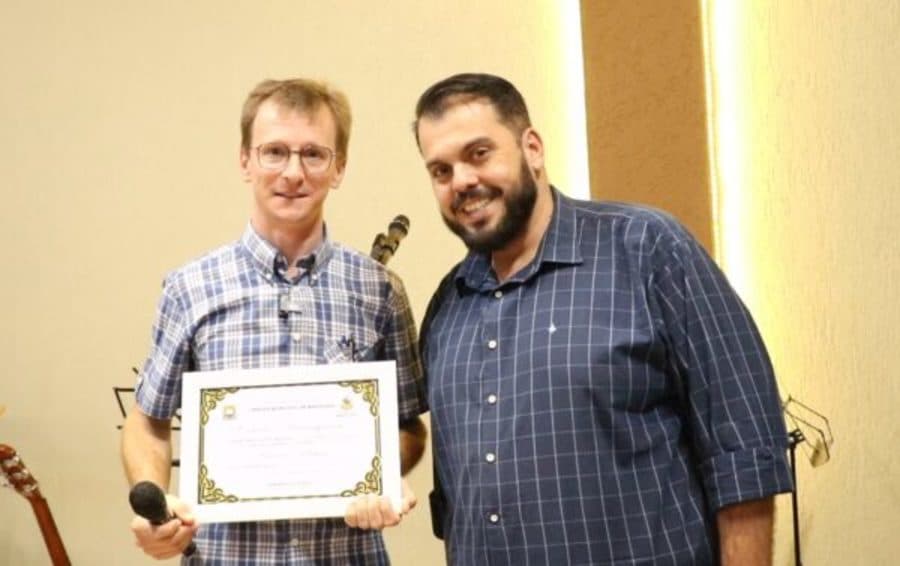 Vereador Robert entrega título honorífico ao Pastor Adriano Urban