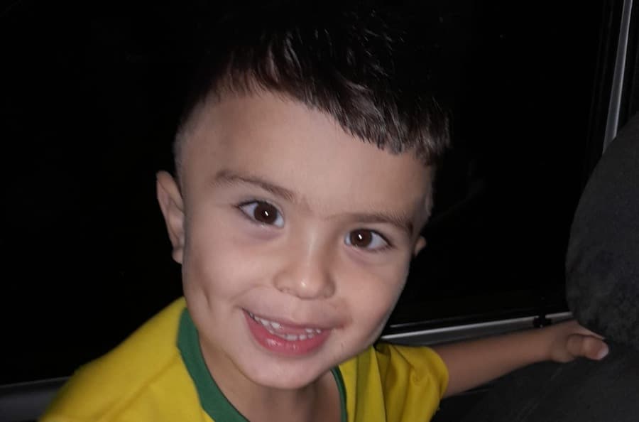 Mãe cria rifa para ajudar a custear exames do filho com cisto na cabeça