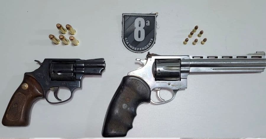 Armado com dois revólveres, homem importuna mulher, tenta agredir o marido dela e foge
