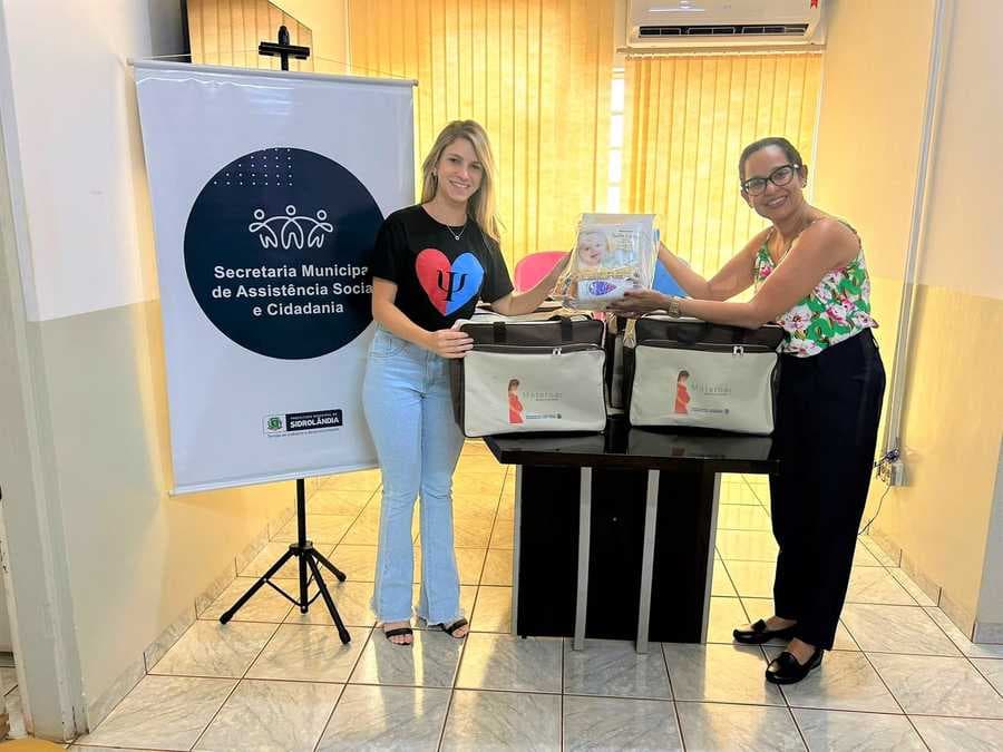 Administração adquire e entrega kits bebê para grupo de gestantes dos CRAS