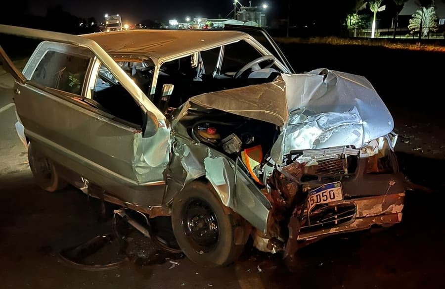 Fiat uno fica destruído após colisão contra carreta e dois são socorridos ao Hospital