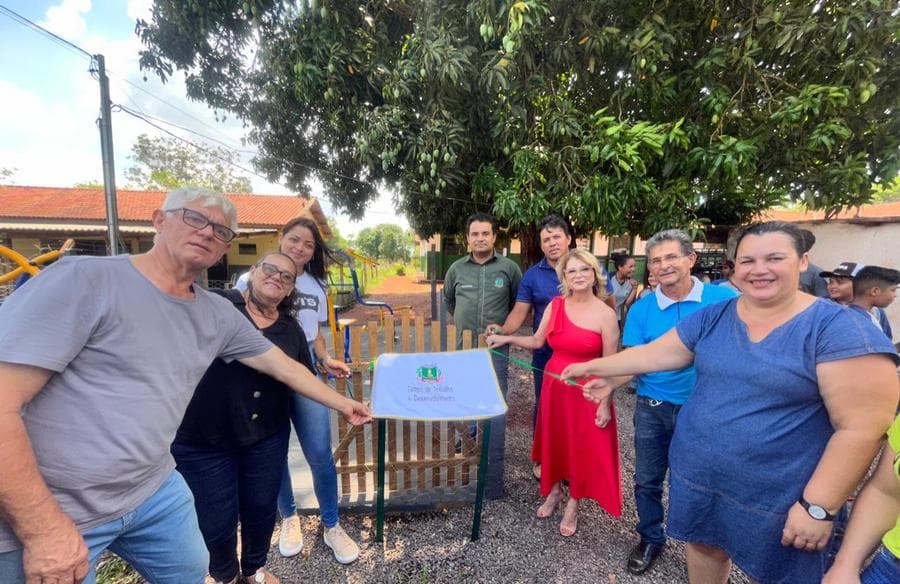 Prefeita inaugura academia ao ar livre e anuncia cobertura de quadra de esportes