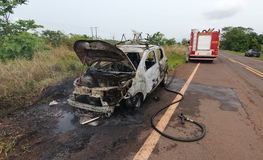 Carro fica totalmente destruído após pegar fogo na MS-162 em Sidrolândia