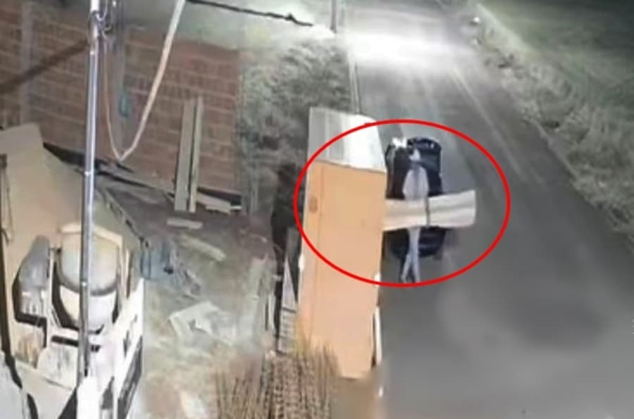 Câmeras de segurança flagram homem furtando tábuas em construção em Sidrolândia