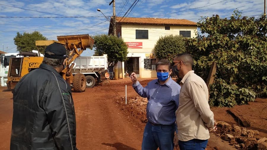 “Se tempo ajudar, asfalto no Bairro Diva Nantes será entregue até Outubro”, diz Prefeito