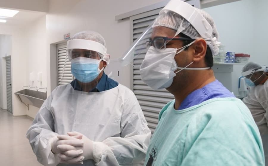 Prefeito visita ala vermelha do Hospital e demonstra preocupação com possível falta de vagas