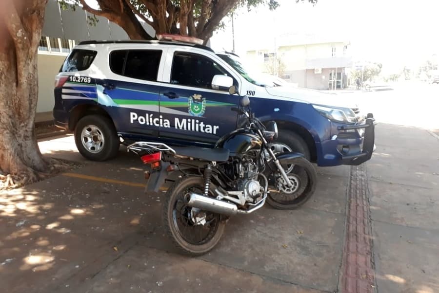 Após fazer manobras, adolescente é apreendido com moto roubada no Bairro São Bento