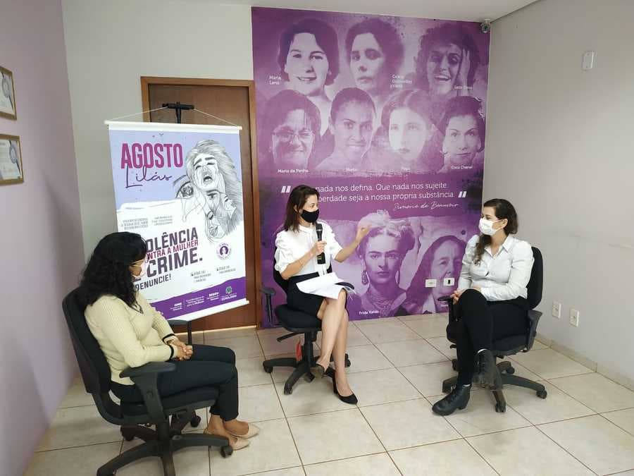 Entrevistada na roda de conversa sobre violência doméstica, Promotora de Justiça Daniele explica medidas protetivas de urgência